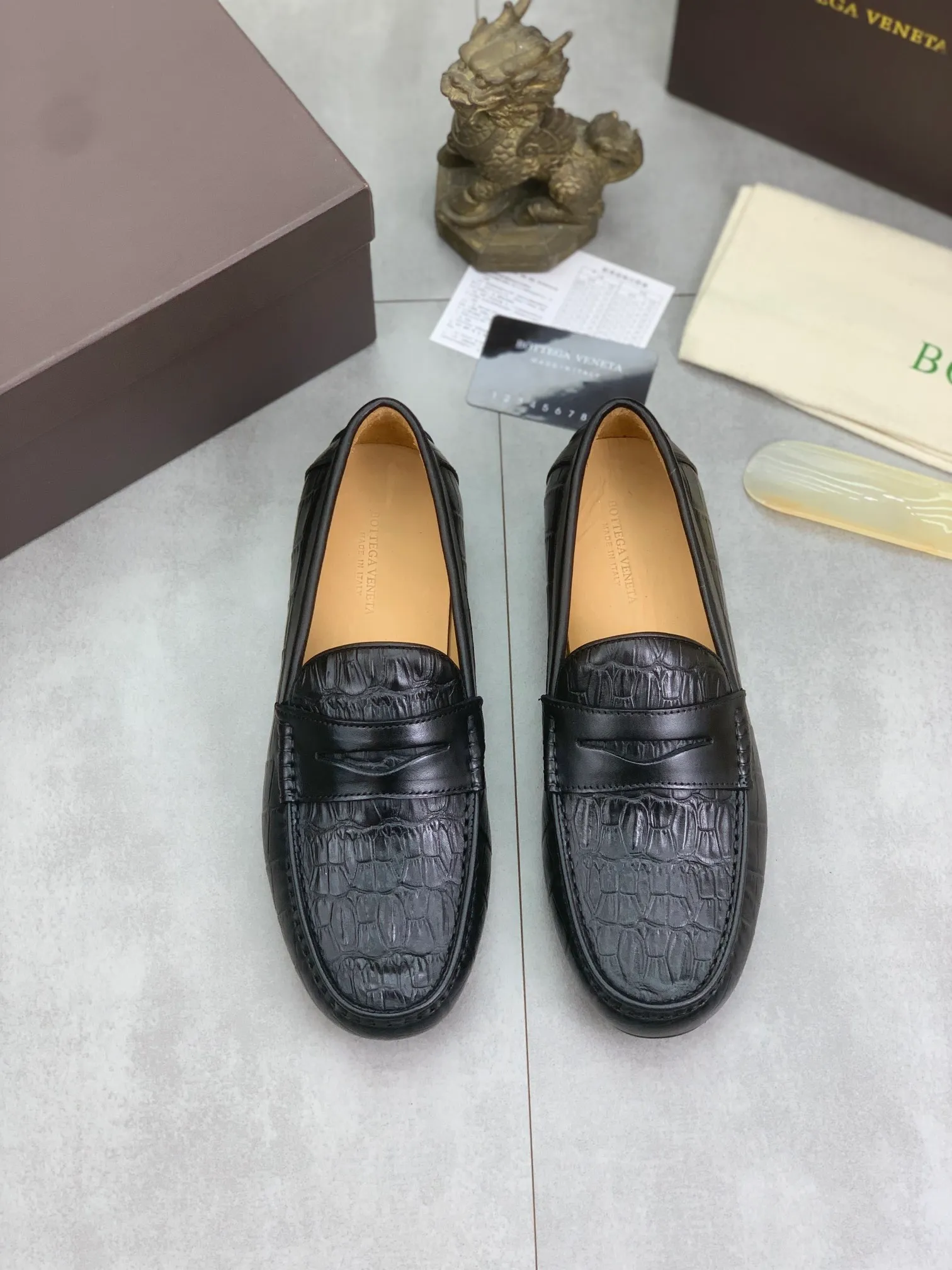 Men's shoes 💰P420 [New model] Water-dyed Niuli 💰High-quality business beanie shoes 💎💎💎 BOTTEGA VENETA official website synchronizes the latest top version of BV in the market, accepts material comparison, shoe type comparison, process comparison, practical and texture, versatile, suitable for any occasion, the more you look at it, the more it tastes. Purely hand-woven craftsmanship - Upper material, Italian 🇮🇹 imported crocodile pattern calfskin - High-quality water-dyed cowhide lining - Original private model customized outsole -Size: 39-44 (38 45 can be customized) Color: black or brown optional